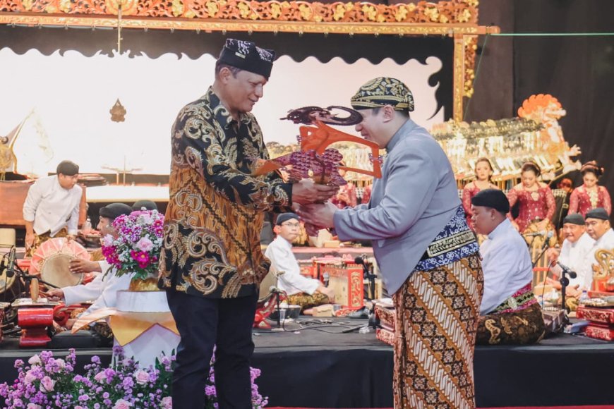 Kapolda Jatim Gaungkan Semangat Jogo Jawa Timur di Pagelaran Wayang Kulit Hari Bhayangkara ke - 80